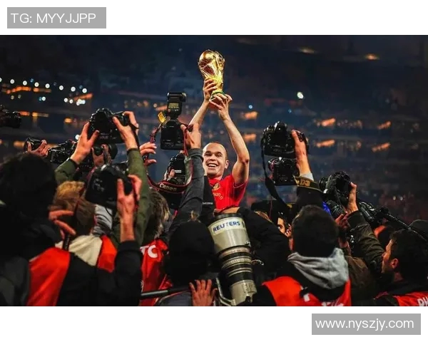 博努奇荣膺年度最佳球员：足球界的新传奇