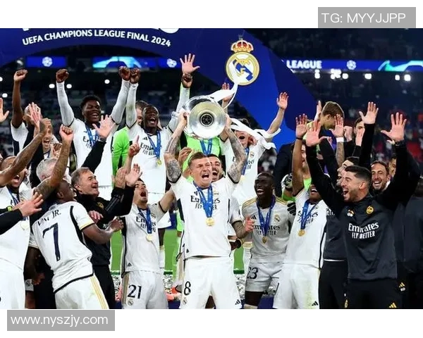 皇马完成逆转,绝杀功臣克罗斯赛后被队友拥抱 皇马完成逆转,绝杀功臣克罗斯赛后被队友拥抱